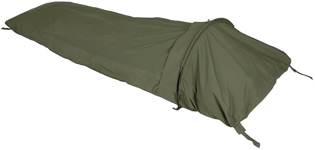 Funda de vivac verde oliva MFH Hooped Bivy montada con su varilla sobre la zona de la cabeza
