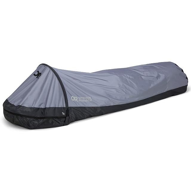 Funda de vivac Outdoor Research Helium Bivy en color pizarra, una funda de vivac ligera de nailon