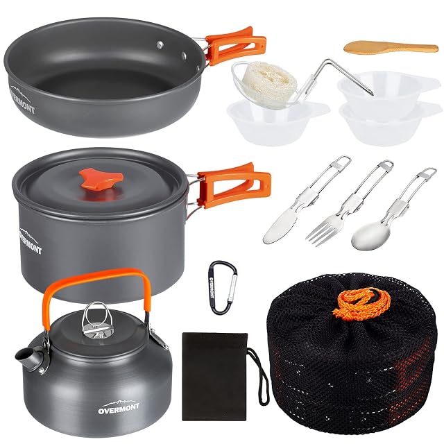 Juego de menaje de camping de catorce piezas OVERMONT con olla, sartén y hervidor en una bolsa de malla
