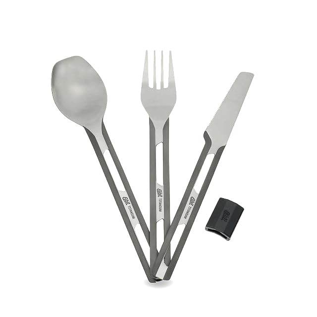 Cuchillo, tenedor y cuchara de titanio Esbit apilados y sujetos por un manguito de silicona