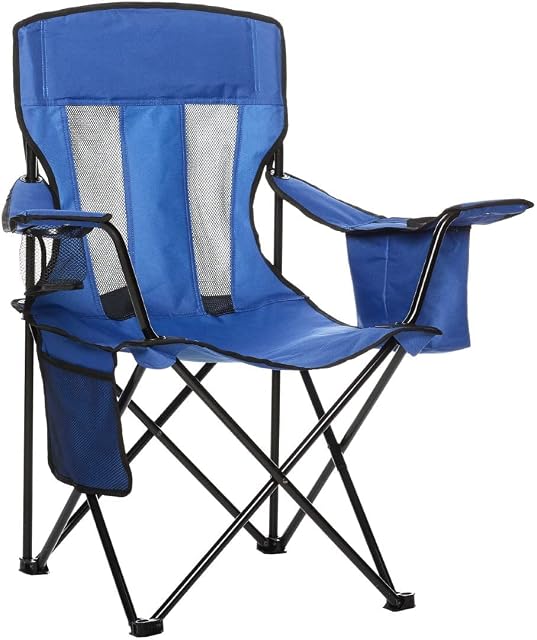 Silla de camping azul plegable en cuatro Amazon Basics con paneles de malla y bolsillo isotérmico en el reposabrazos
