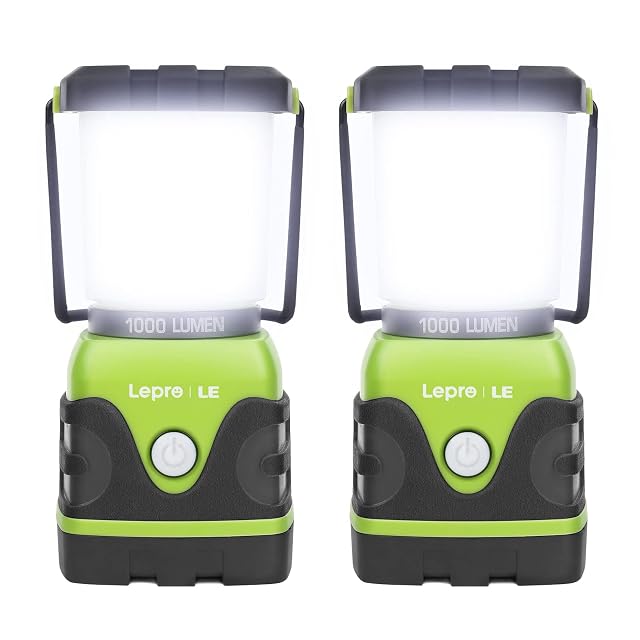 Farol de camping Lepro verde con carcasa de paneles semitransparentes y asa metálica, vendido en pack de dos