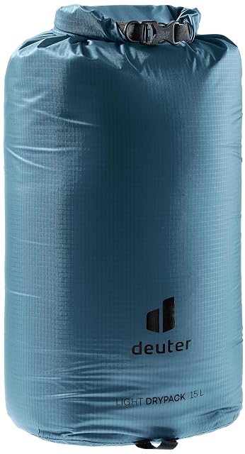 Funda de transporte deuter Light Drypack enrollada y cerrada con su hebilla abrochada