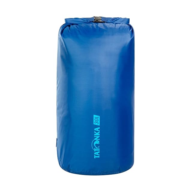 Bolsa estanca Tatonka Dry Sack azul enrollada y cerrada con su hebilla de clip