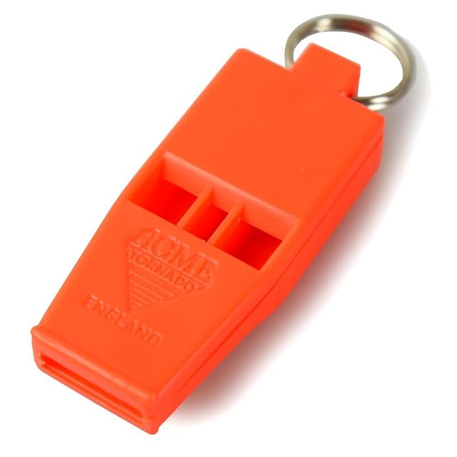 Silbato ACME Tornado Slimline No. 636 naranja fluorescente en un llavero