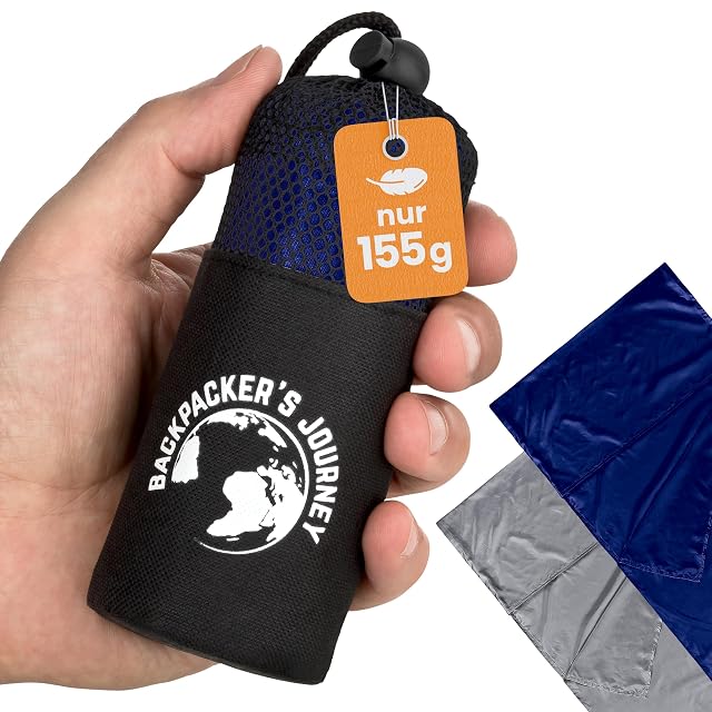 Sábana saco de microfibra azul Backpacker’s Journey junto a su saco de compresión