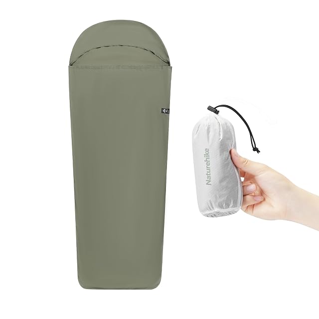 Sábana saco ultraligera Naturehike enrollada dentro de su pequeña funda de transporte