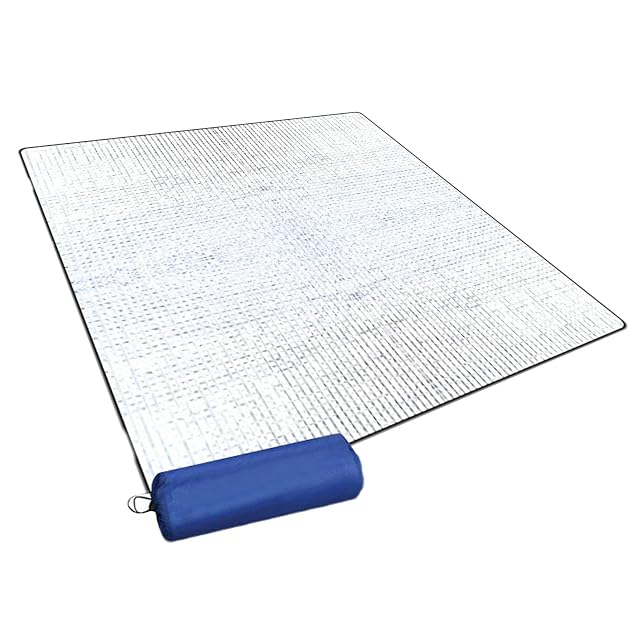 Esterilla de espuma de camping Mirenko con aluminio a dos caras extendida en plano junto a su bolsa