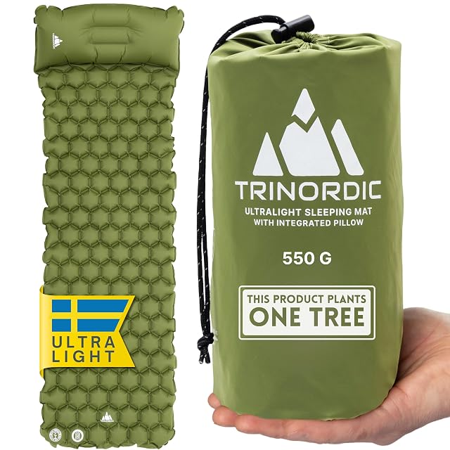 Esterilla hinchable de camping ultraligera TRINORDIC enrollada junto a su almohada hinchable