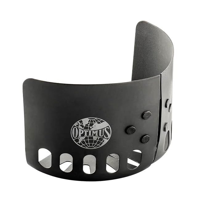 Paravientos de enganche de aluminio Optimus montado alrededor de la olla de un hornillo de camping