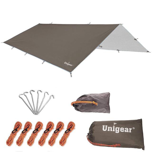Toldo de camping Unigear Rain Fly montado como techo de refugio